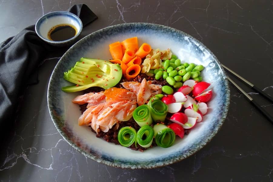 Poke bowl zalm in kom op zwarte achtergrond