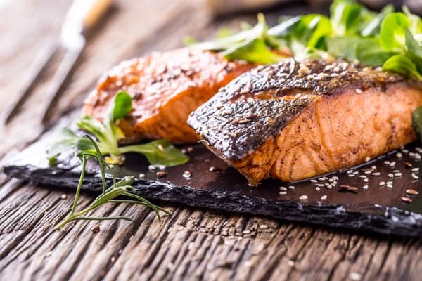 Zalm bakken op huid op houten tafel