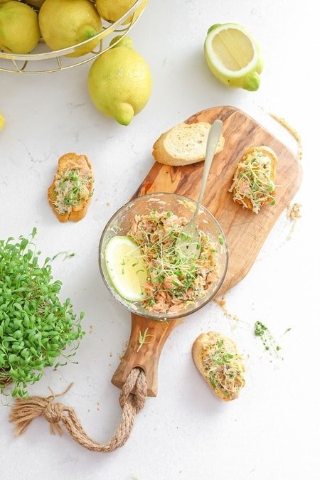 Zalm salade met citroenen op serveerplank