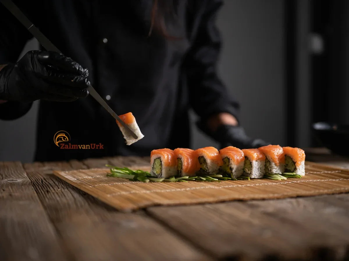 Een heerlijke plank met sushi met zalm