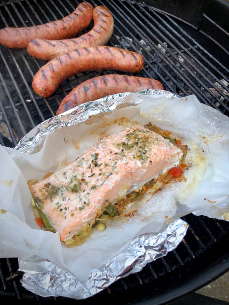 Zalm en papillotte op bbq met worstjes