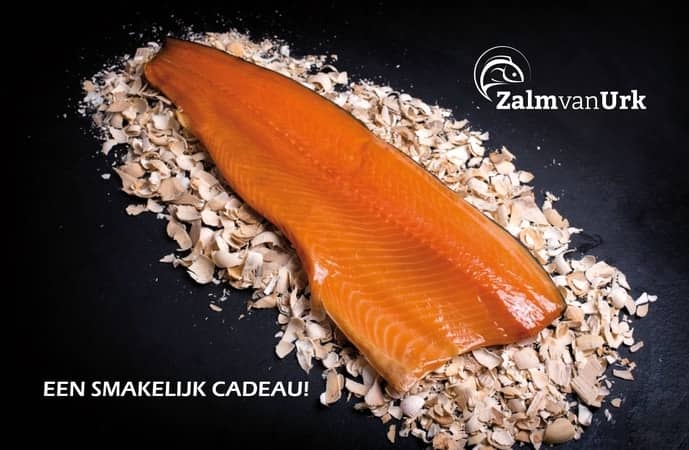 Cadeaukaart zalm op rookmot en zwarte achtergrond