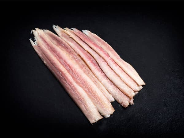 Gerookte paling filet op zwarte achtergrond