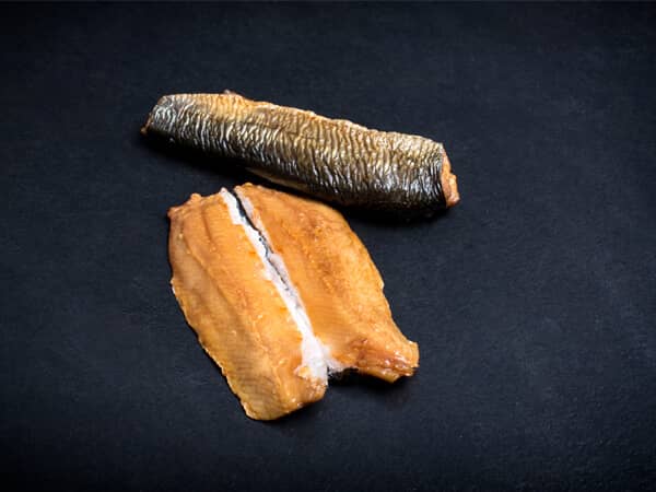 Gerookte haring of brado of spouwer op zwarte achtergrond