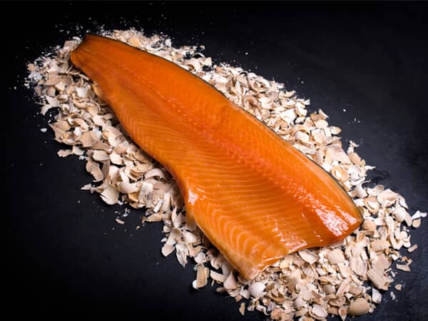 Warm gerookte zalm liggend op rookmot