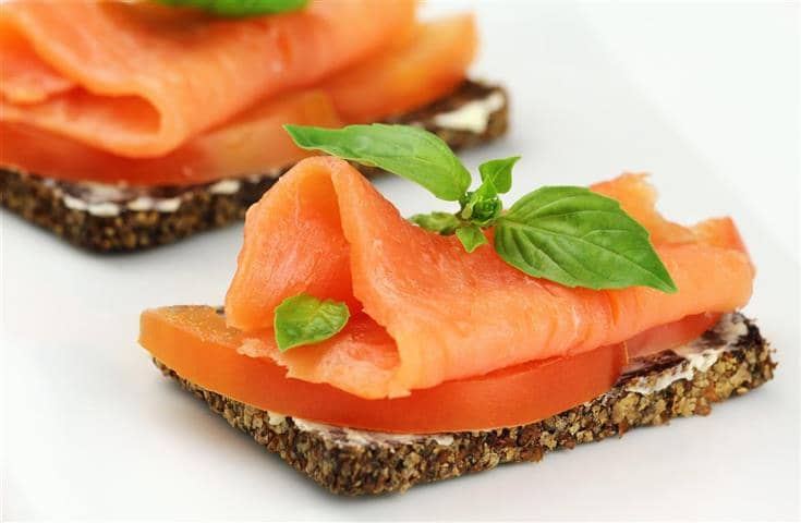 Koud gerookte zalm op roggebrood