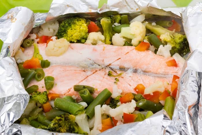 Zalm en papilotte met groenten in folie