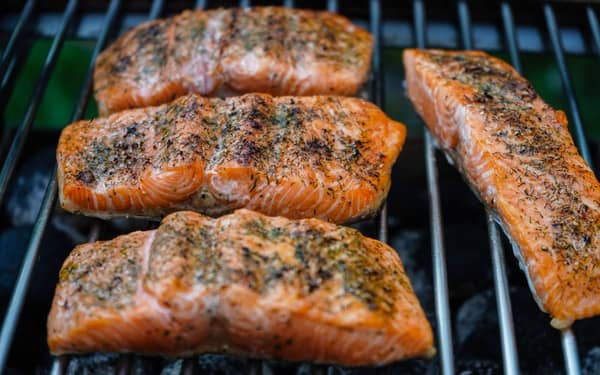 Zalmmoten met kruiden op de grill