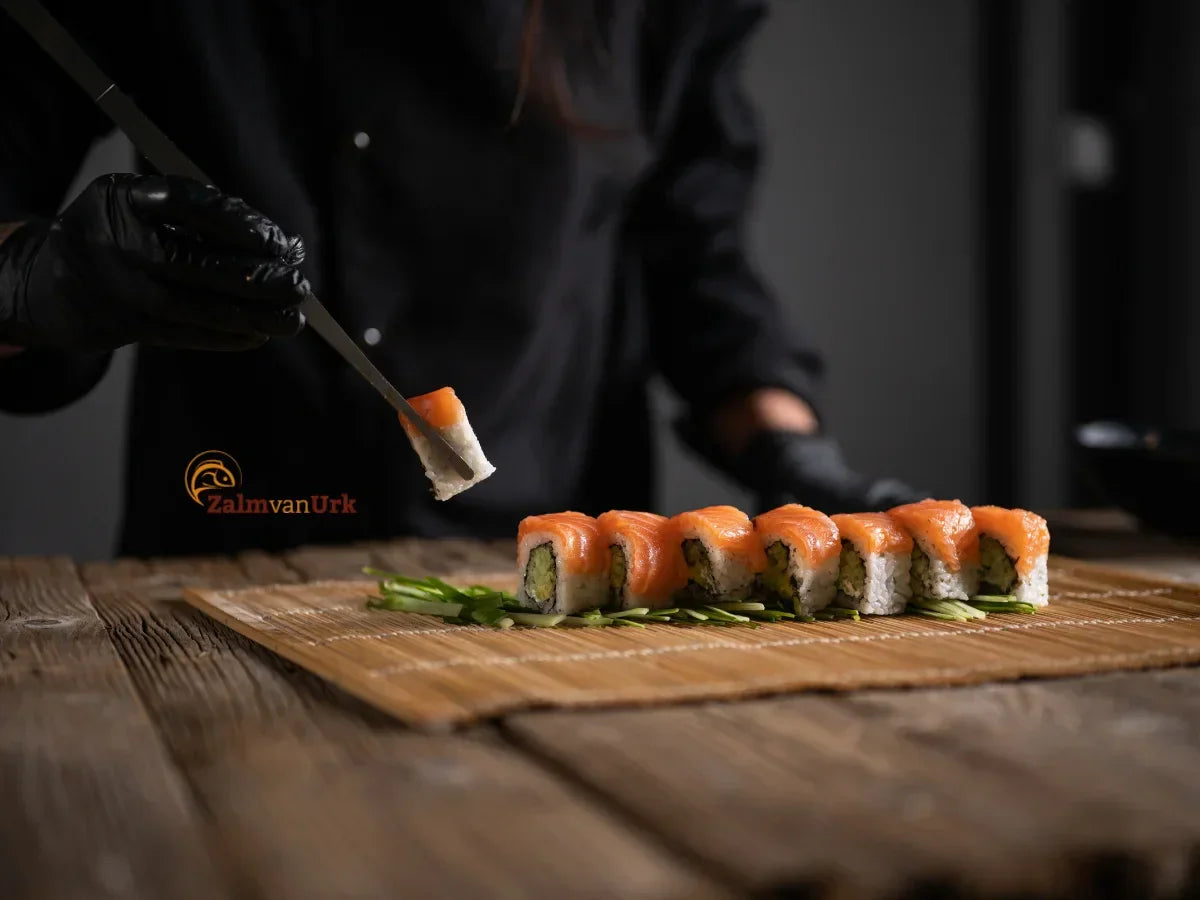 Een heerlijke plank met sushi met zalm