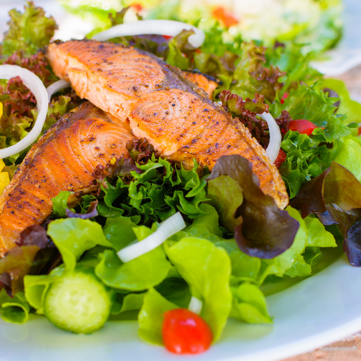 Welke salade past goed bij zalm?