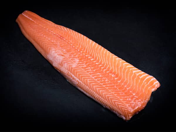 Verse zalmfilet op zwarte achtergrond