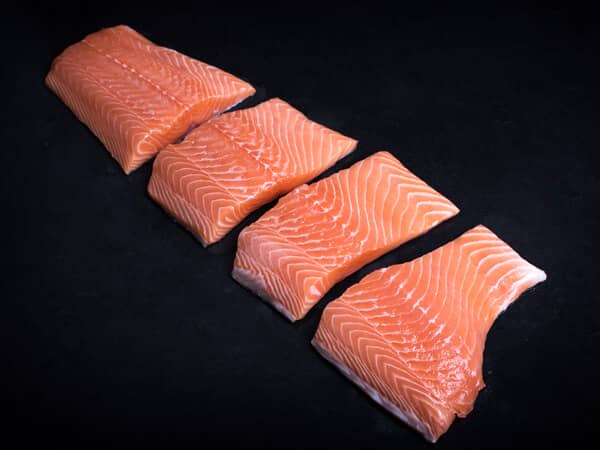 Verse zalm moten op zwarte achtergrond