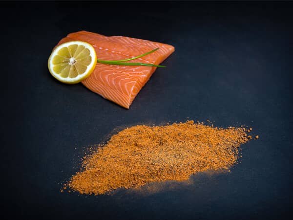 Zalm kruiden peper mix met zalmmoot op zwarte achtergrond