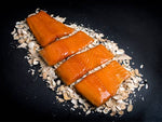 Warm gerookte zalm mootjes op rookmot en zwarte achtergrond