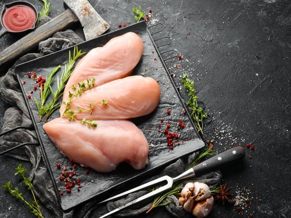 Kipfilet Biologisch op zwarte achtergrond