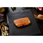 Huisgemaakte zalmsalade met warme gerookte zalm en frisse ingrediënten – Zalm van Urk