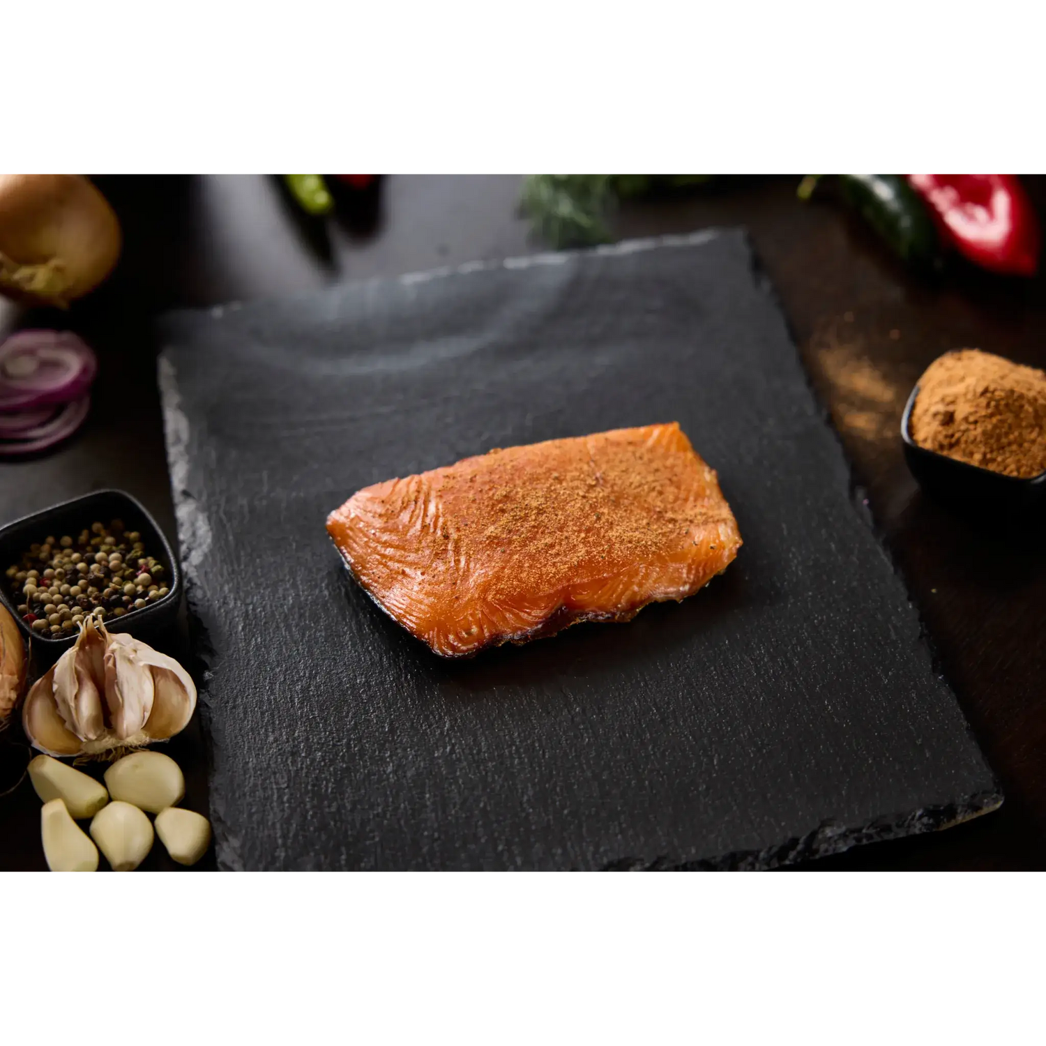 Huisgemaakte zalmsalade met warme gerookte zalm en frisse ingrediënten – Zalm van Urk