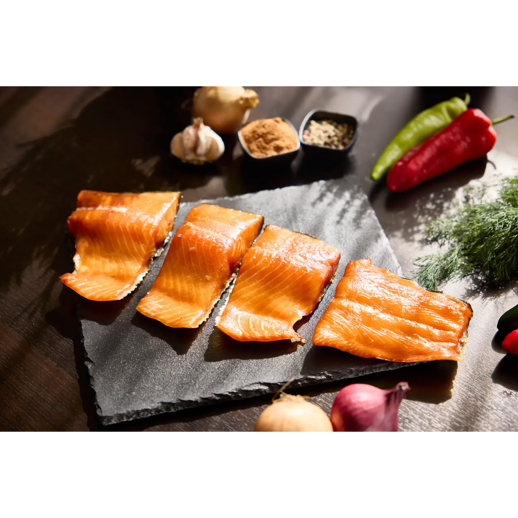 Serveersuggestie van warm gerookte Noorse zalmmoten 1 kg met kruiden en specerijen