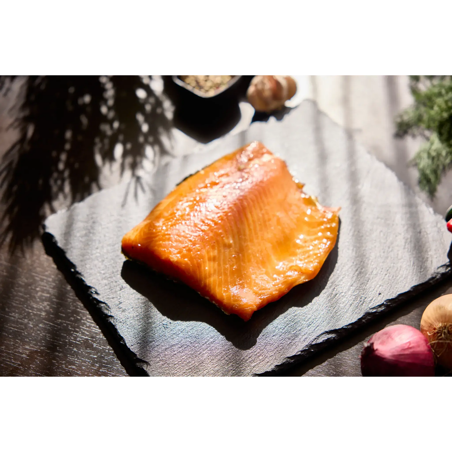 Warm gerookte Noorse zalm 450g van Zalm van Urk – serveersuggestie met kruiden en verse ingrediënten