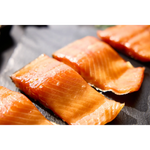 Close-up van warm gerookte Noorse zalmmoten van Zalm van Urk – rijke smaak en mooie structuur