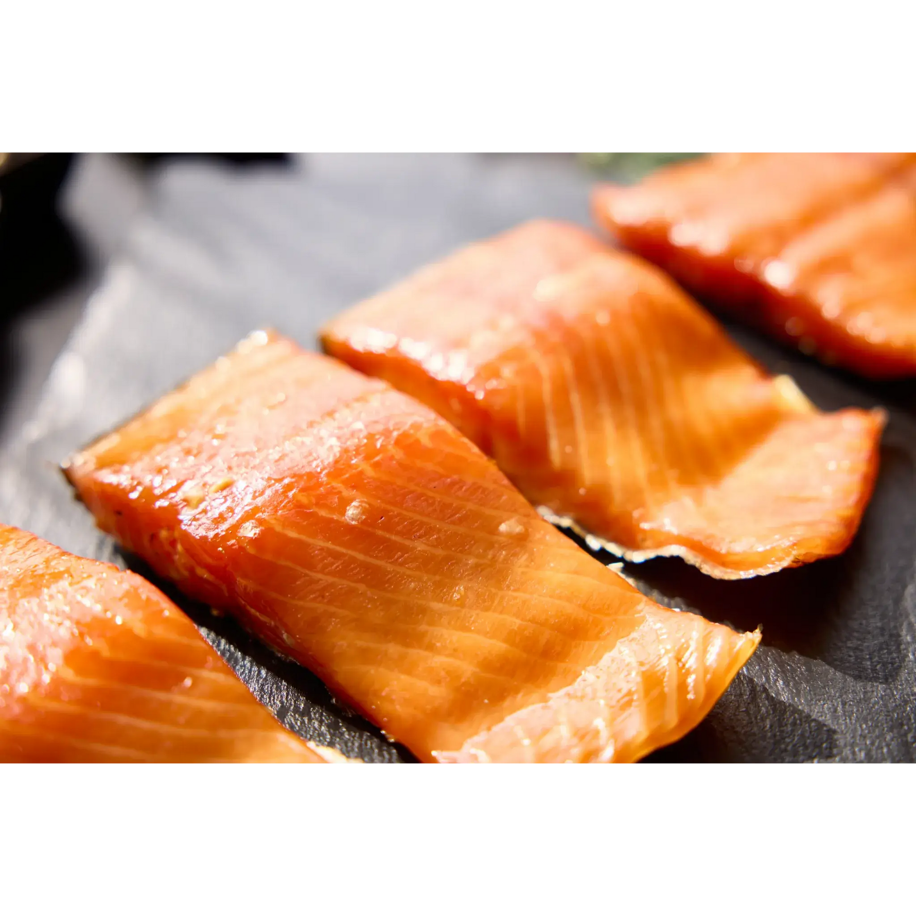 Close-up van warm gerookte Noorse zalmmoten van Zalm van Urk – rijke smaak en mooie structuur