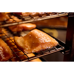 Close-up van warm gerookte zalm 450g moot in de rokerij van Zalm van Urk – ambachtelijk bereid boven houtvuur