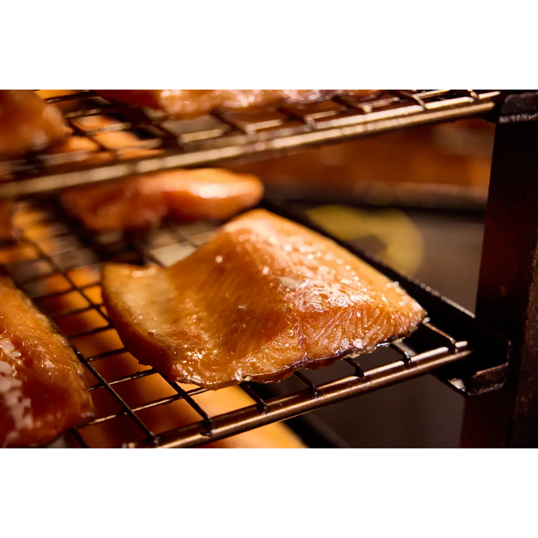 Close-up van warm gerookte zalm 450g moot in de rokerij van Zalm van Urk – ambachtelijk bereid boven houtvuur