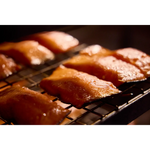 Close-up van warm gerookte zalmmoten in de rokerij van Zalm van Urk