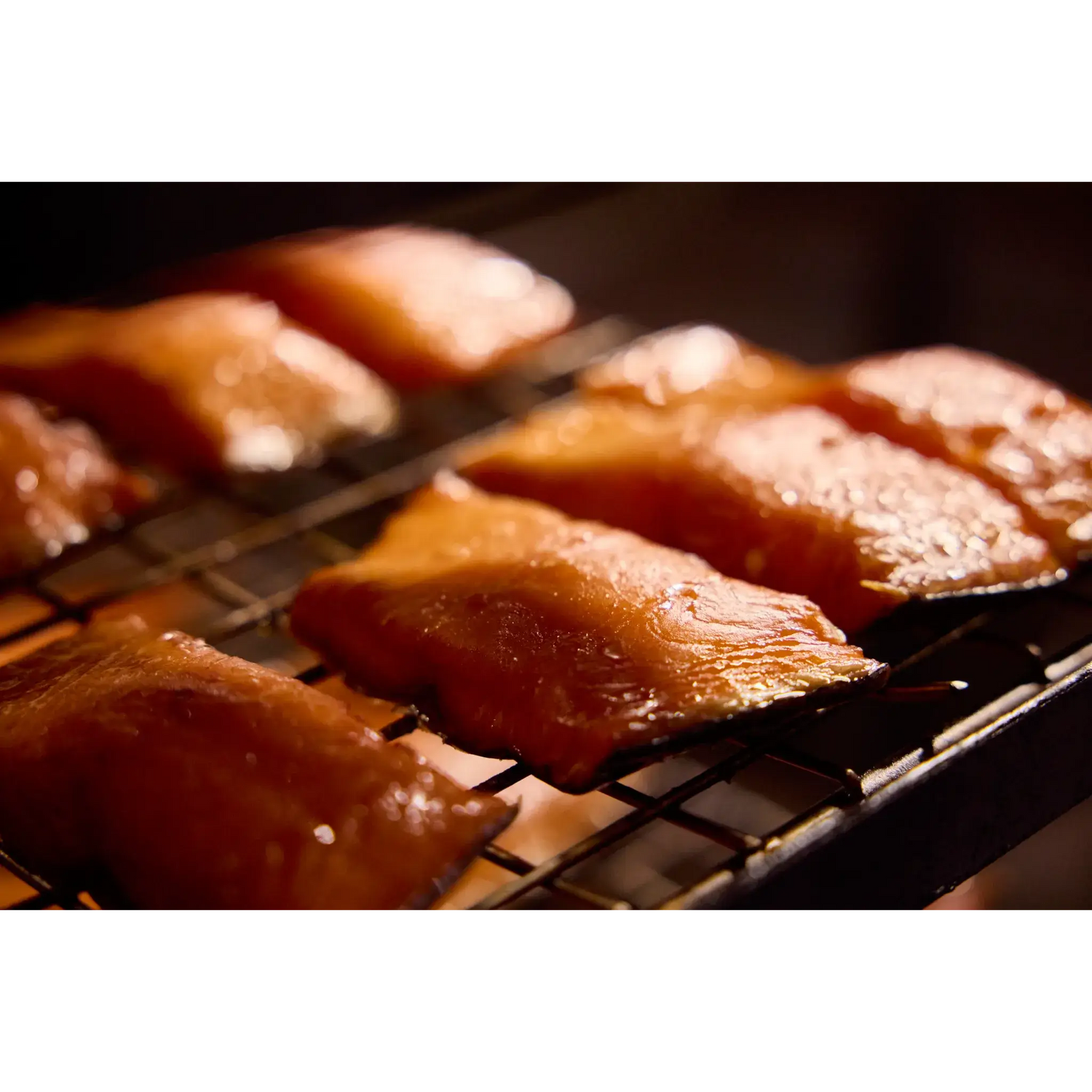Close-up van warm gerookte zalmmoten in de rokerij van Zalm van Urk