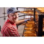 Harm van de Jongens van de Fant in de rokerij van Zalm van Urk die warm gerookte zalm bereidt