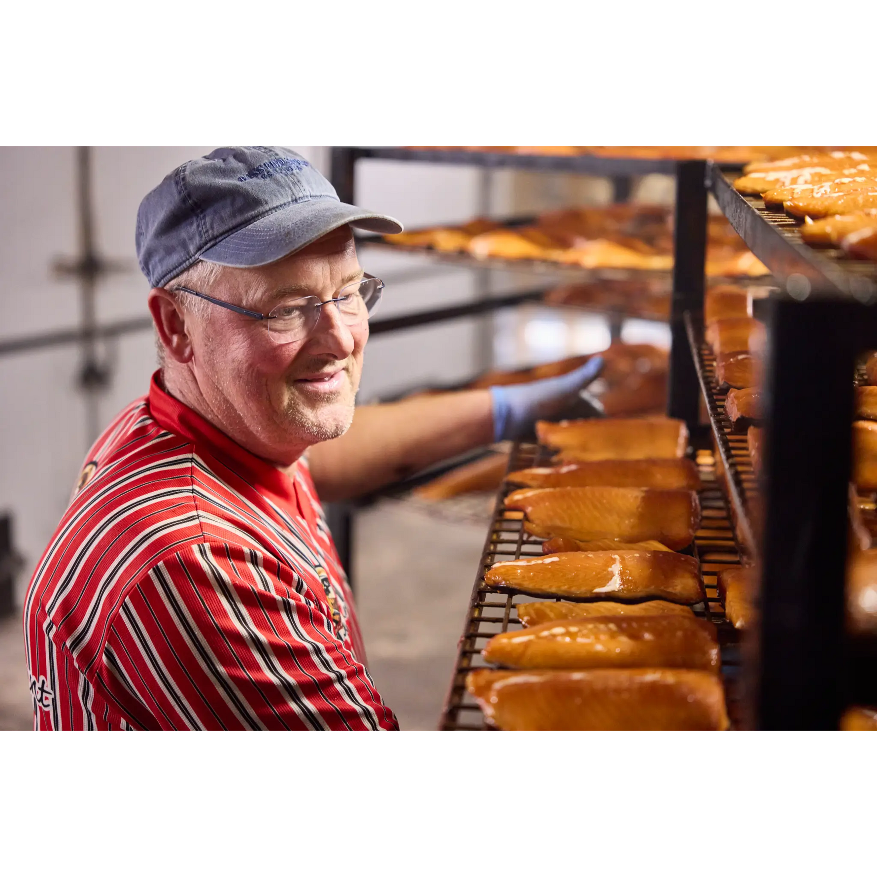 Harm van de Jongens van de Fant in de rokerij van Zalm van Urk die warm gerookte zalm bereidt
